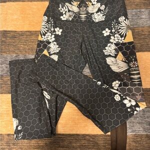 Yoga democracy sz M EUC  honey bee honeycomb bumble bee athletic leggings